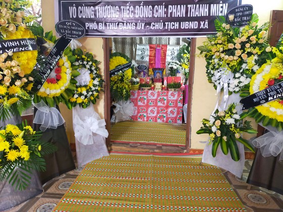 Chủ tịch xã qua đời vì nhiễm trùng sau nhiều ngày dầm lũ giúp dân