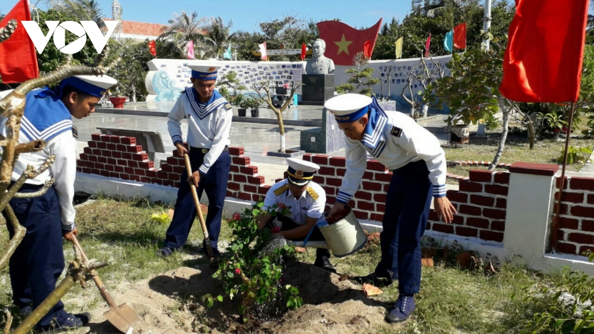Những công trình sừng sững, hiên ngang ở Trường Sa: Mồ hôi và cả xương máu