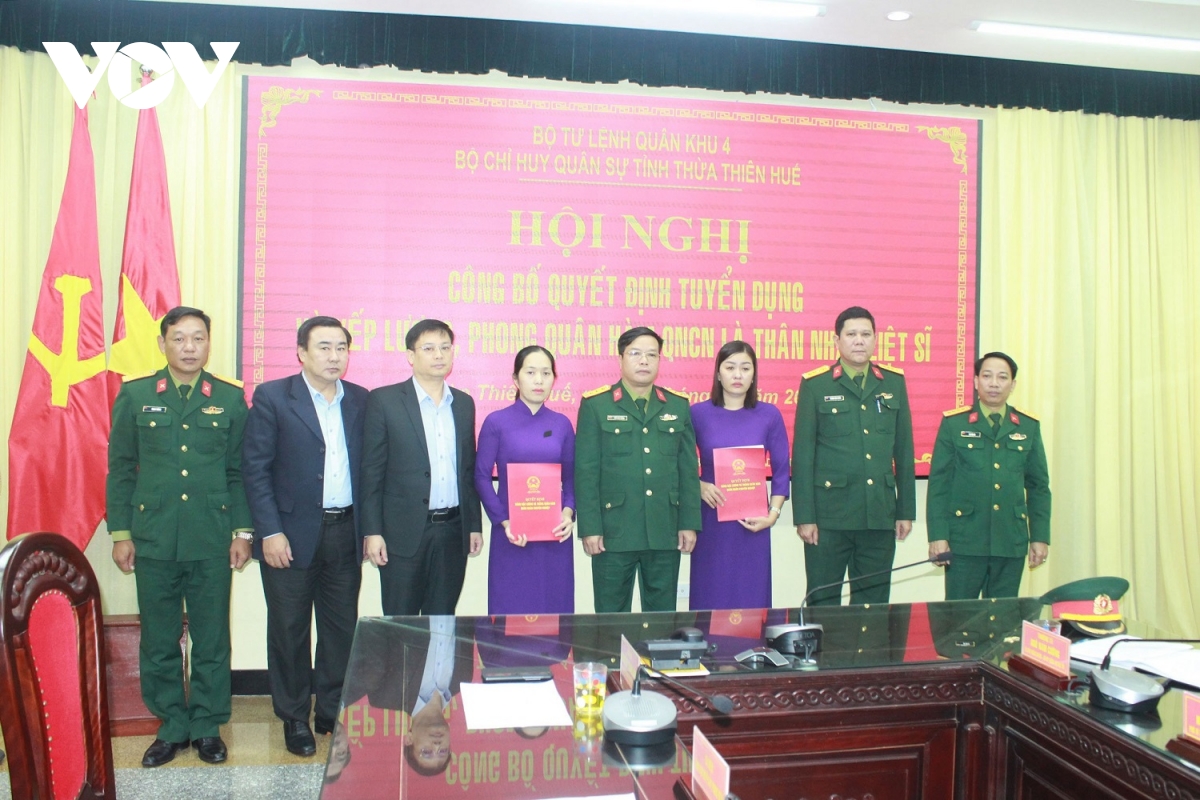 Tuyển dụng, trao quân hàm quân nhân chuyên nghiệp cho thân nhân liệt sĩ Rào Trăng 3