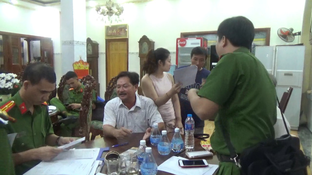 Thu giữ hàng trăm sổ đỏ, 2 khẩu súng trong biệt thự dát vàng của Thiện 