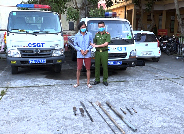 Bắt giữ đối tượng ngăn cản người dân đi bầu cử, chống người thi hành công vụ
