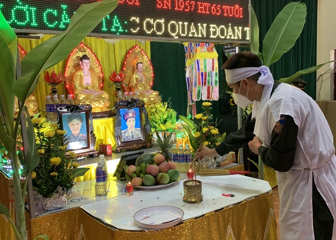 Cán bộ CSCĐ nghẹn ngào chịu tang bố và bà nội nơi tâm dịch Bắc Giang