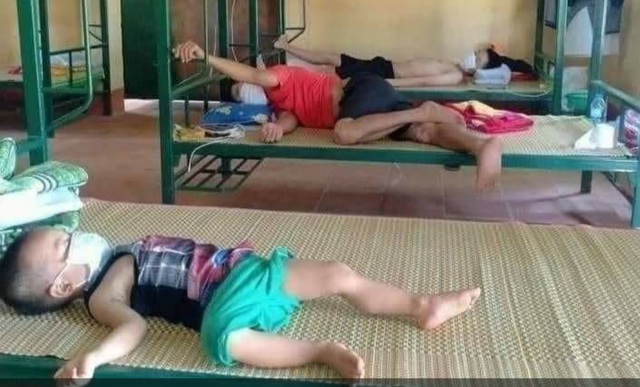 Nhói lòng hình ảnh bé 3 tuổi nằm cách ly một mình vì cả nhà là F0