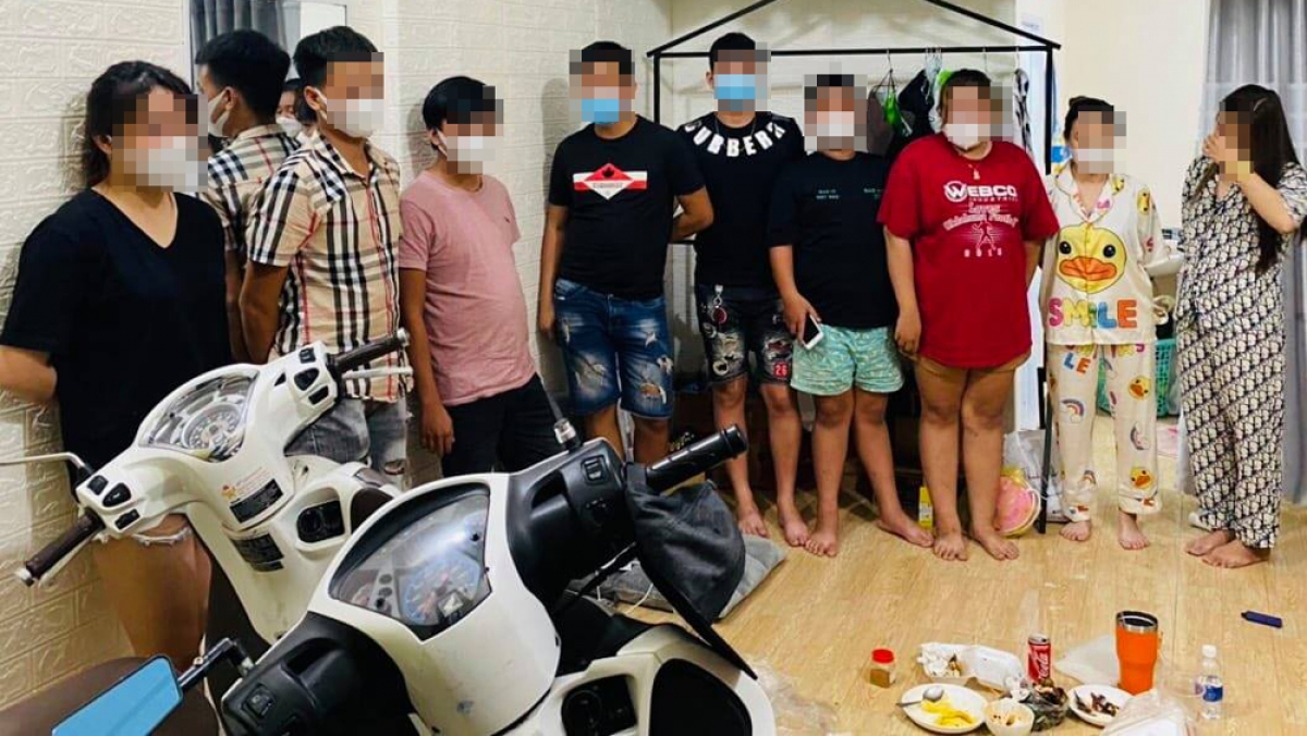 Tụ tập ăn nhậu khi đang giãn cách xã hội, 9 người bị phạt 150 triệu đồng