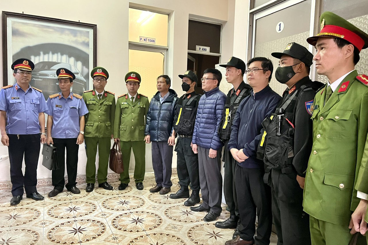 Giám đốc trung tâm đăng kiểm Đà Nẵng, Thừa Thiên Huế bị bắt