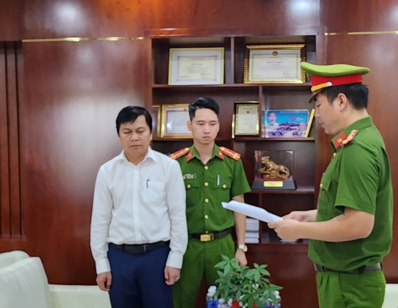 Khai trừ Đảng và bắt tạm giam Chủ tịch UBND quận Cẩm Lệ