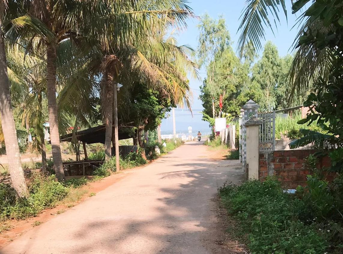 Bé 4 tuổi vặn tay ga xe máy phi vào tường, 3 người trong gia đình tử vong