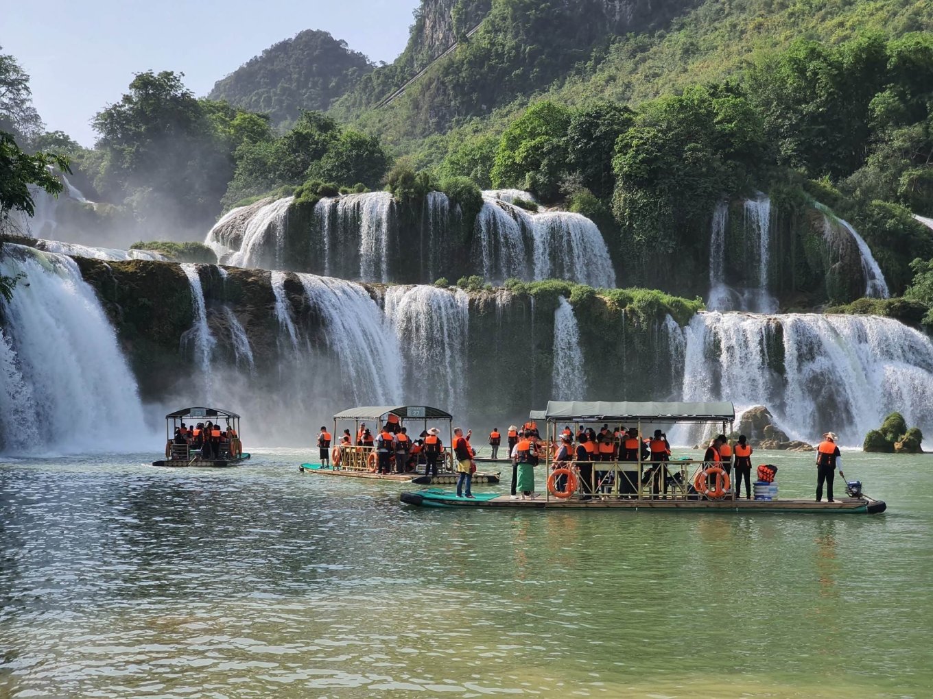 Thác Bản Giốc đổ nước đẹp trong kỳ nghỉ lễ