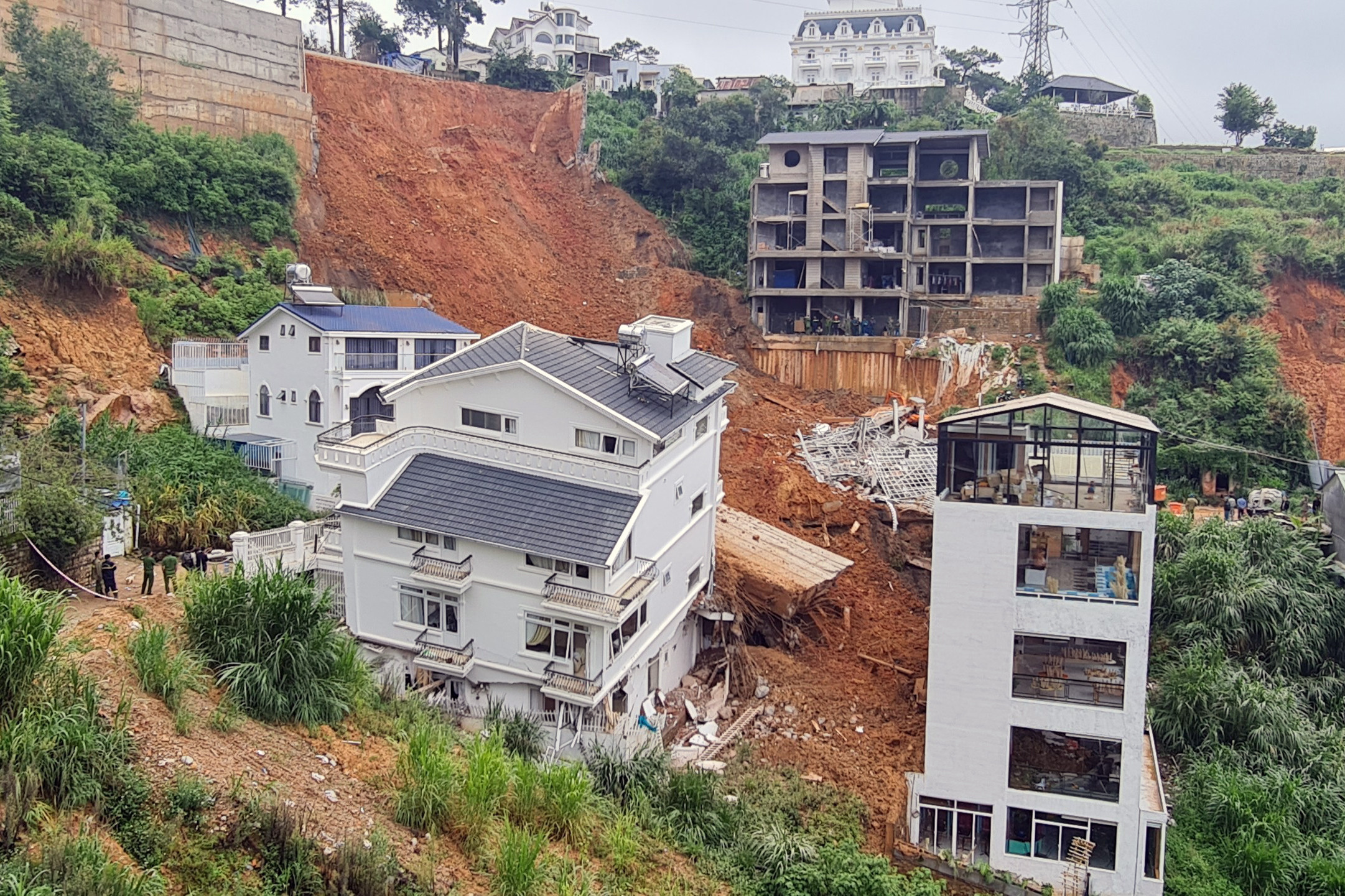 Sạt lở vùi lấp nhiều nhà ở Đà Lạt, đang tìm kiếm người mất tích