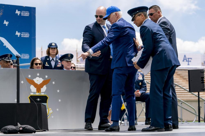 Tổng thống Biden vấp ngã trên sân khấu Học viện Không quân Mỹ