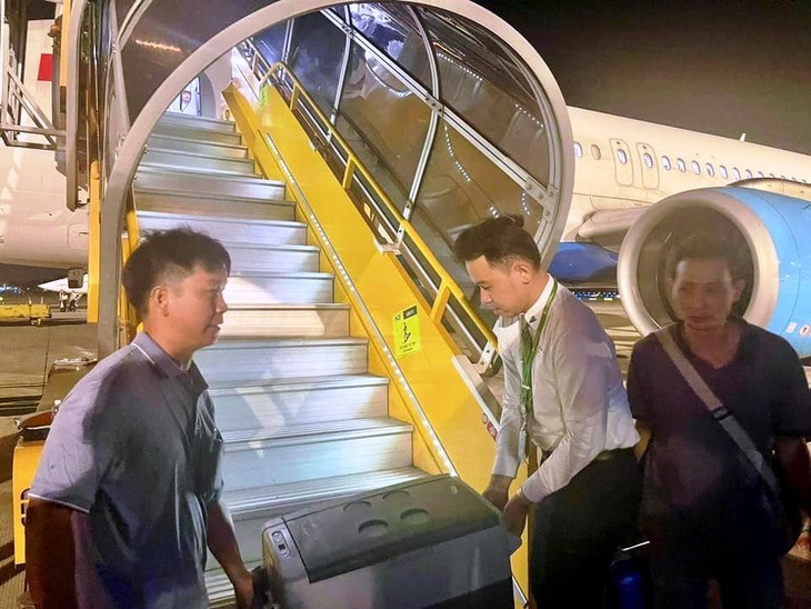 Chuyến bay Hà Nội - Huế bị delay, khách vẫn vui khi biết máy bay chờ để chở... trái tim