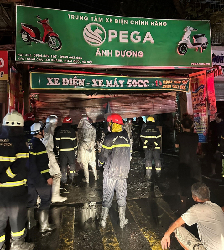 Hà Nội: Cháy cửa hàng xe máy điện, 3 người trong gia đình tử vong