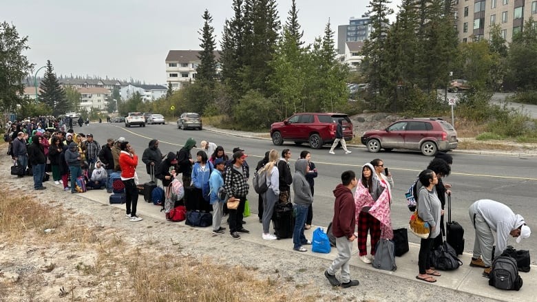 Canada sơ tán khẩn gần 20.000 dân vì thảm họa cháy rừng tồi tệ nhất