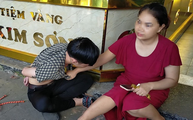 Bà chủ tiệm vàng ngăn tên cướp bỏ chạy