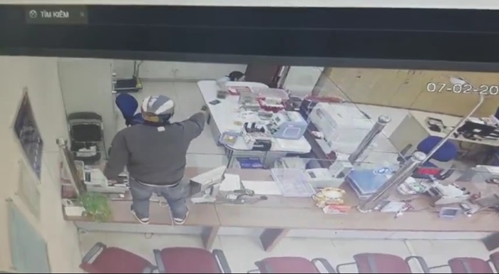 Tên cướp chĩa súng vào nhân viên ngân hàng cướp hàng tỷ đồng