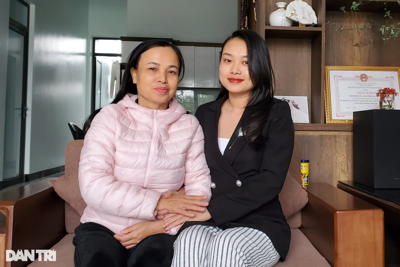 Bỏ công việc lương cao, nữ cử nhân xinh đẹp viết đơn nhập ngũ