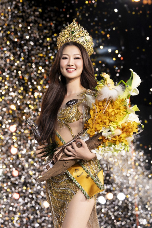 Showbiz tháng 8: Nhan nhản nhan sắc, một bầy Hoạn Thư