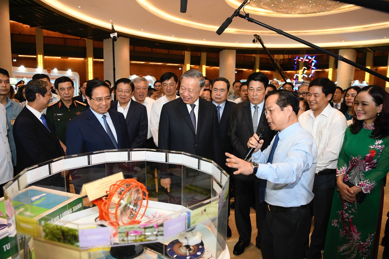 Dùng một bộ sách giáo khoa trên toàn quốc ngay từ năm học tới